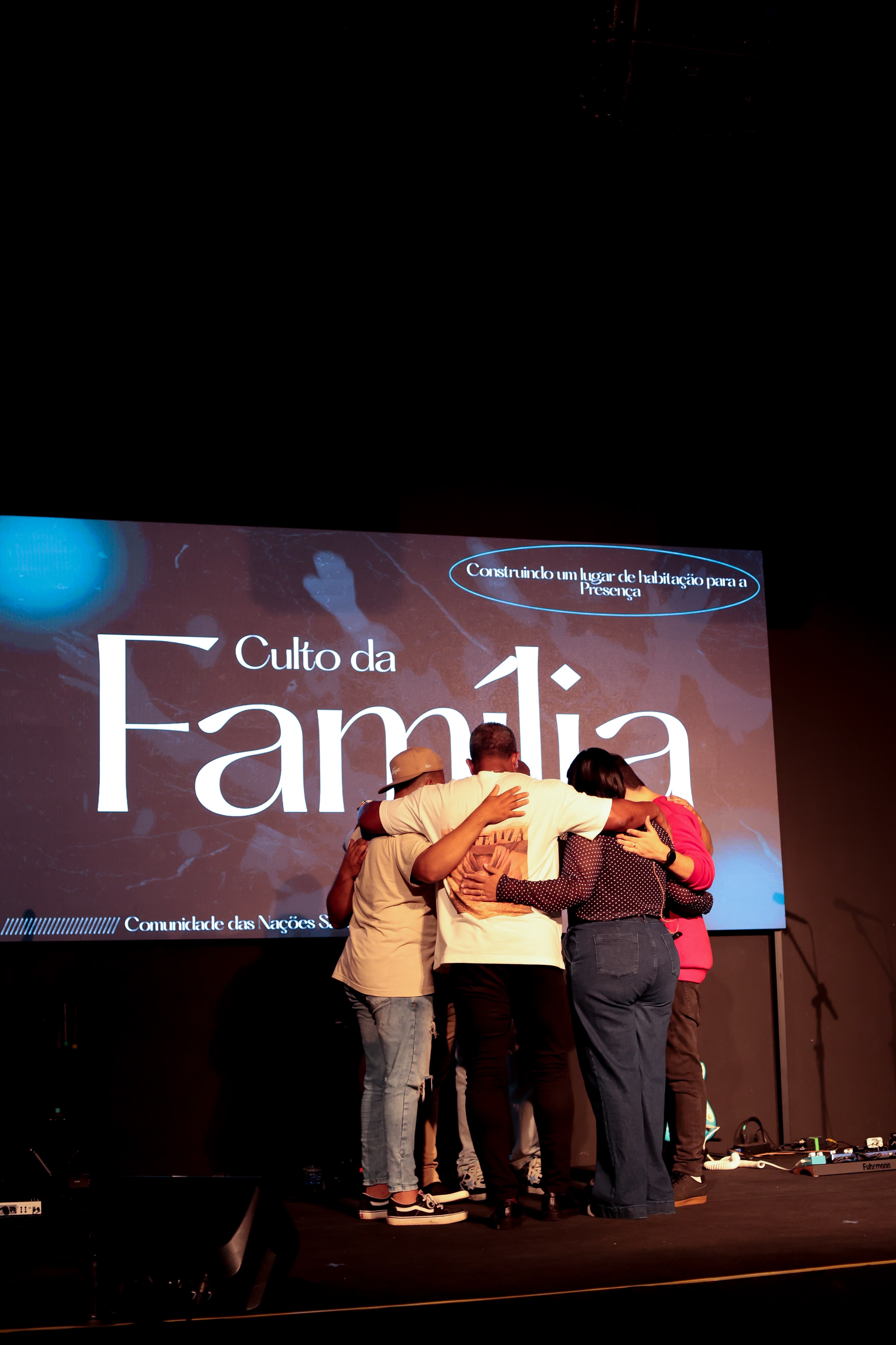 Equipe da CN Samambaia em oração no palco durante o Culto da Família